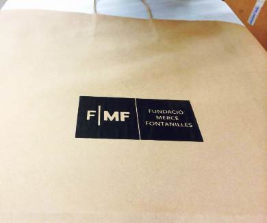 Estampació artesanal bossa paper per Fundació Mercè Fontanilles
